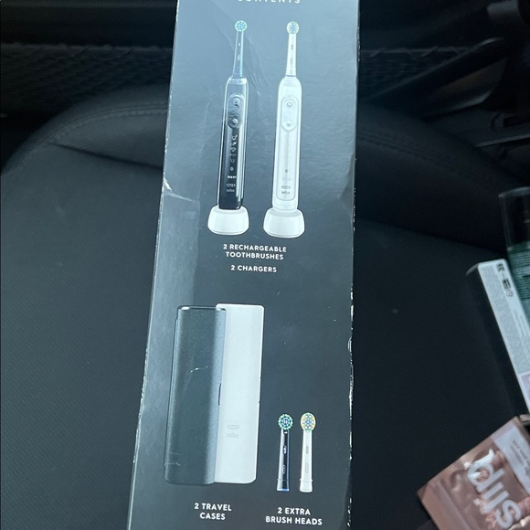 Oral-B Genius X Electric Toothbrush - Black and White - Picture 3 of 3